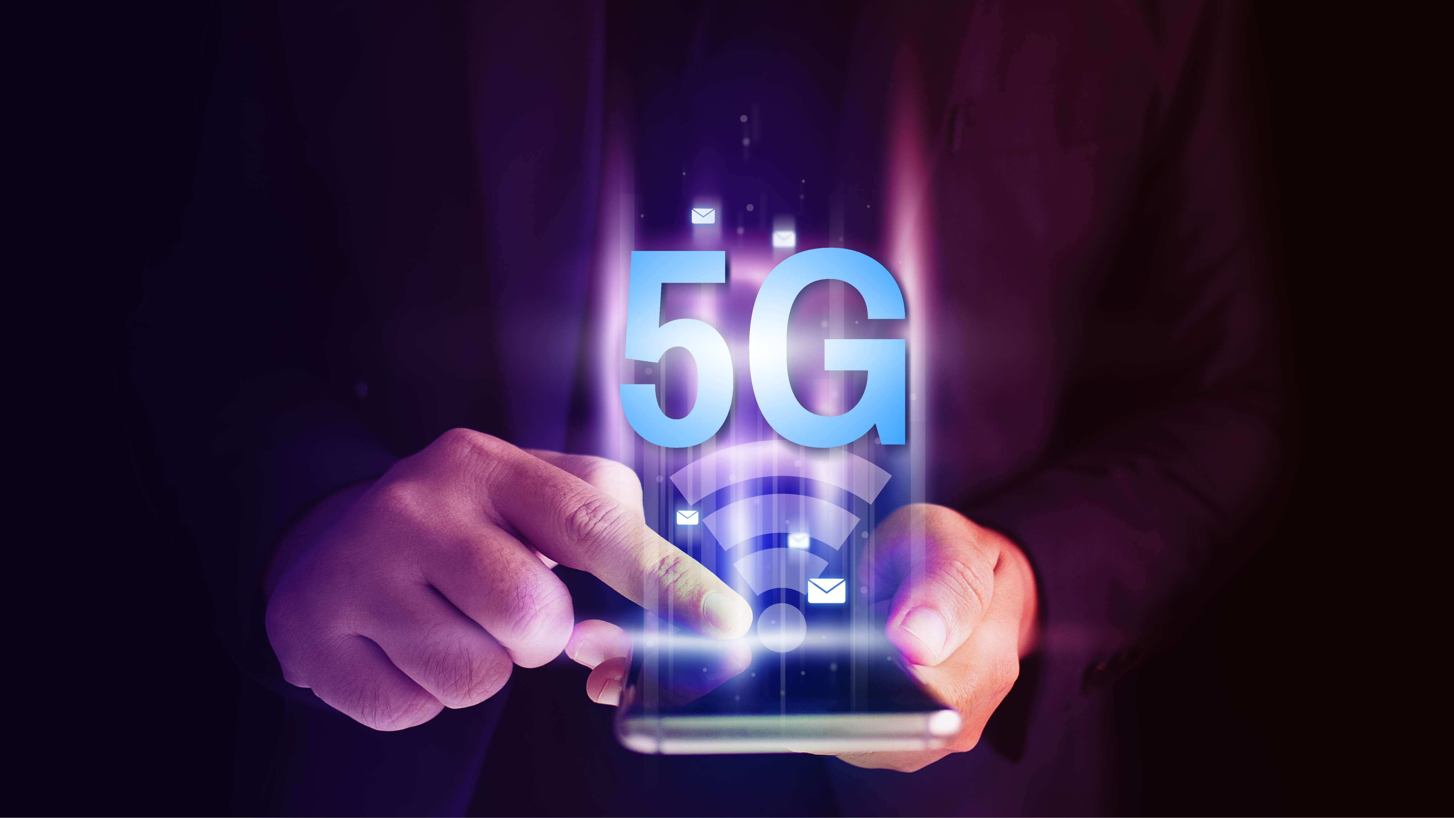 Který operátor má lepší pokrytí? - telefon v ruce s 5G připojením