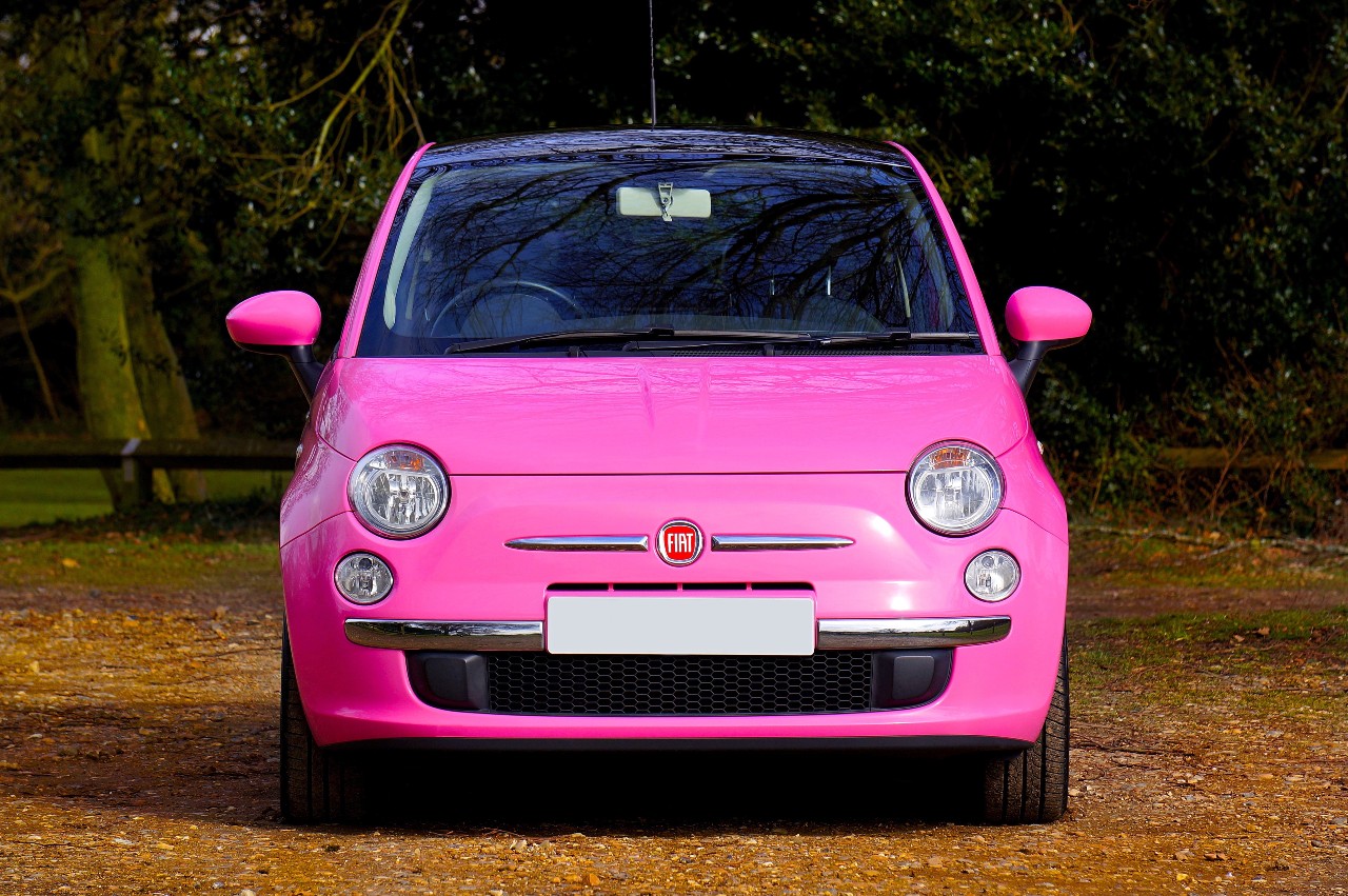 Jak si vybrat pravé auto do města - růžový Fiat
