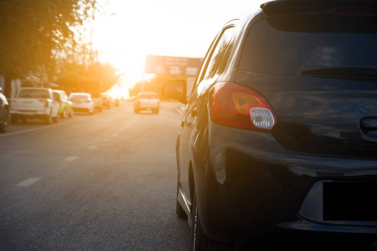 Bodový systém - Auto na silnici v podvečer