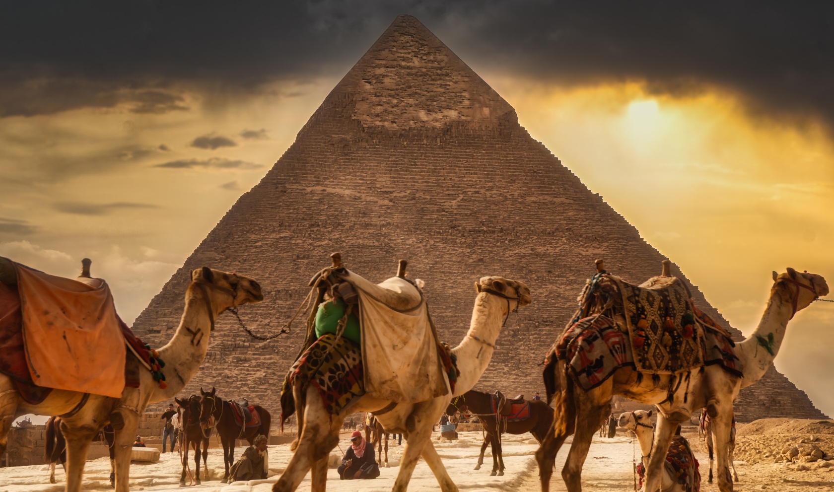 Egyptská pyramída a ťavy