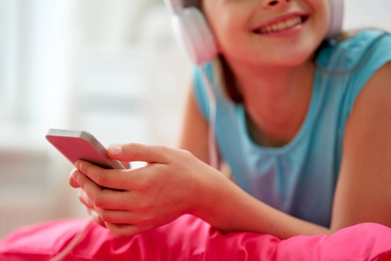 Telefon pro dítě - Holčička s telefonem