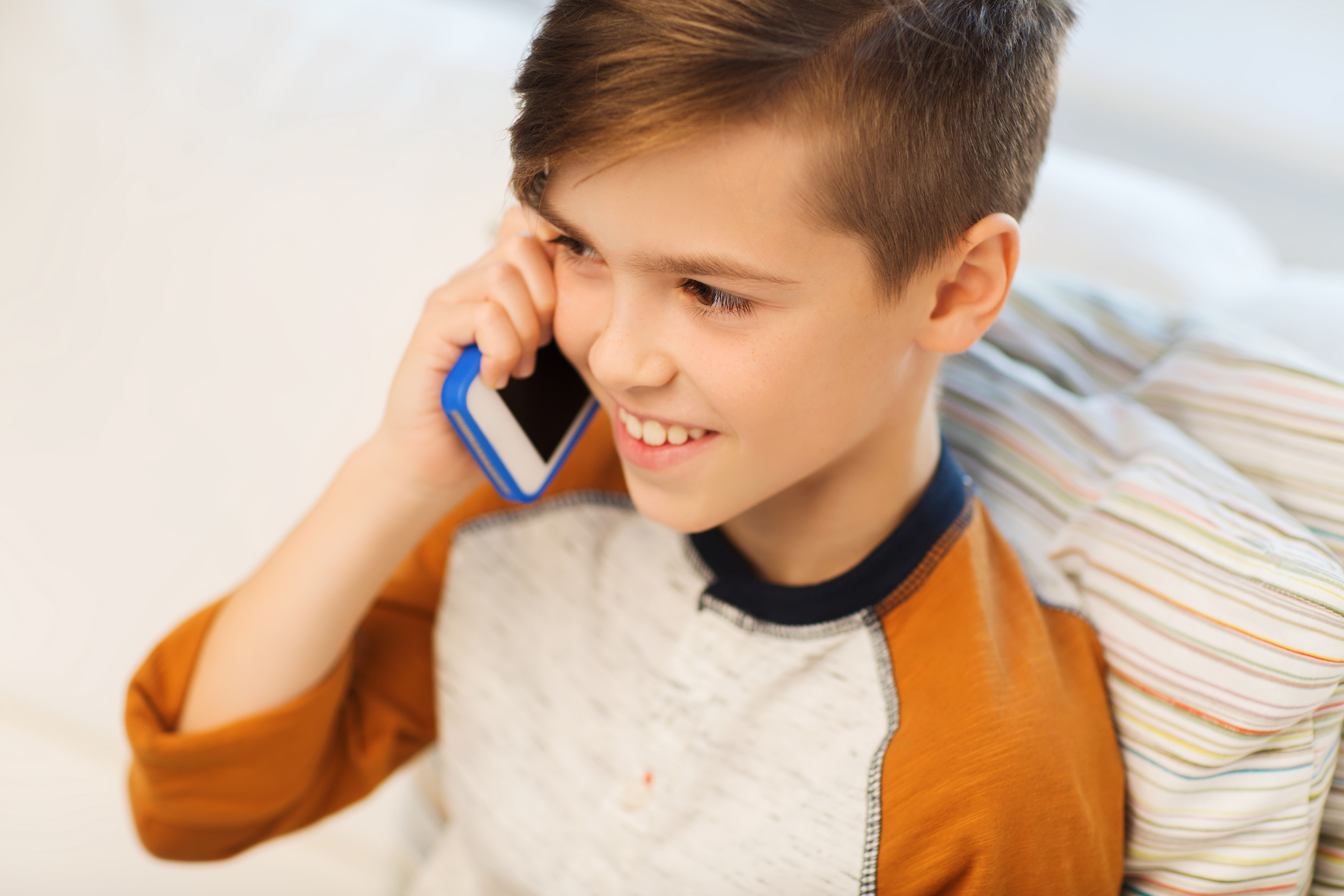 Vhodný mobilní tarif pro dítě - Kluk s telefonem u ucha