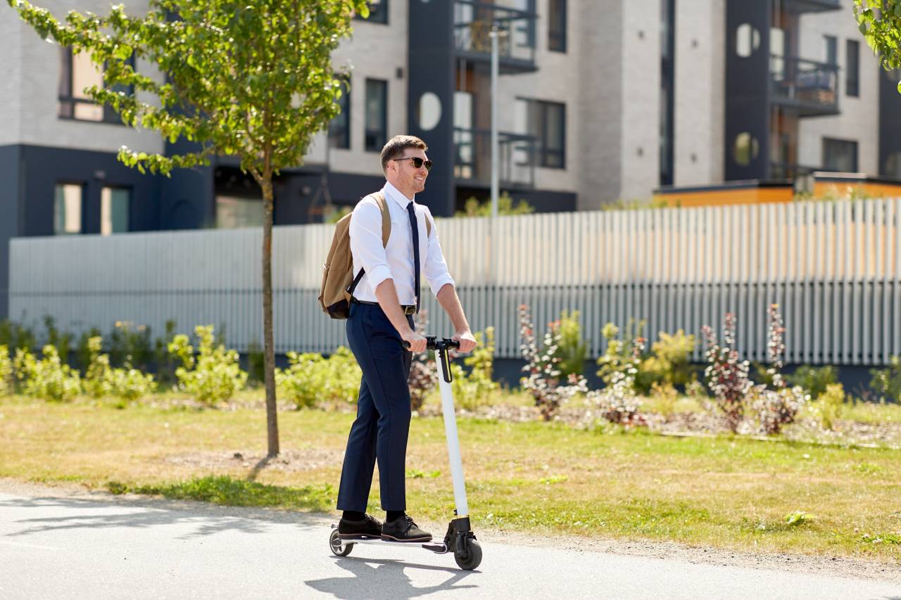 Komu se vyplatí vlastní auto - Jízda na elektrické koloběžce