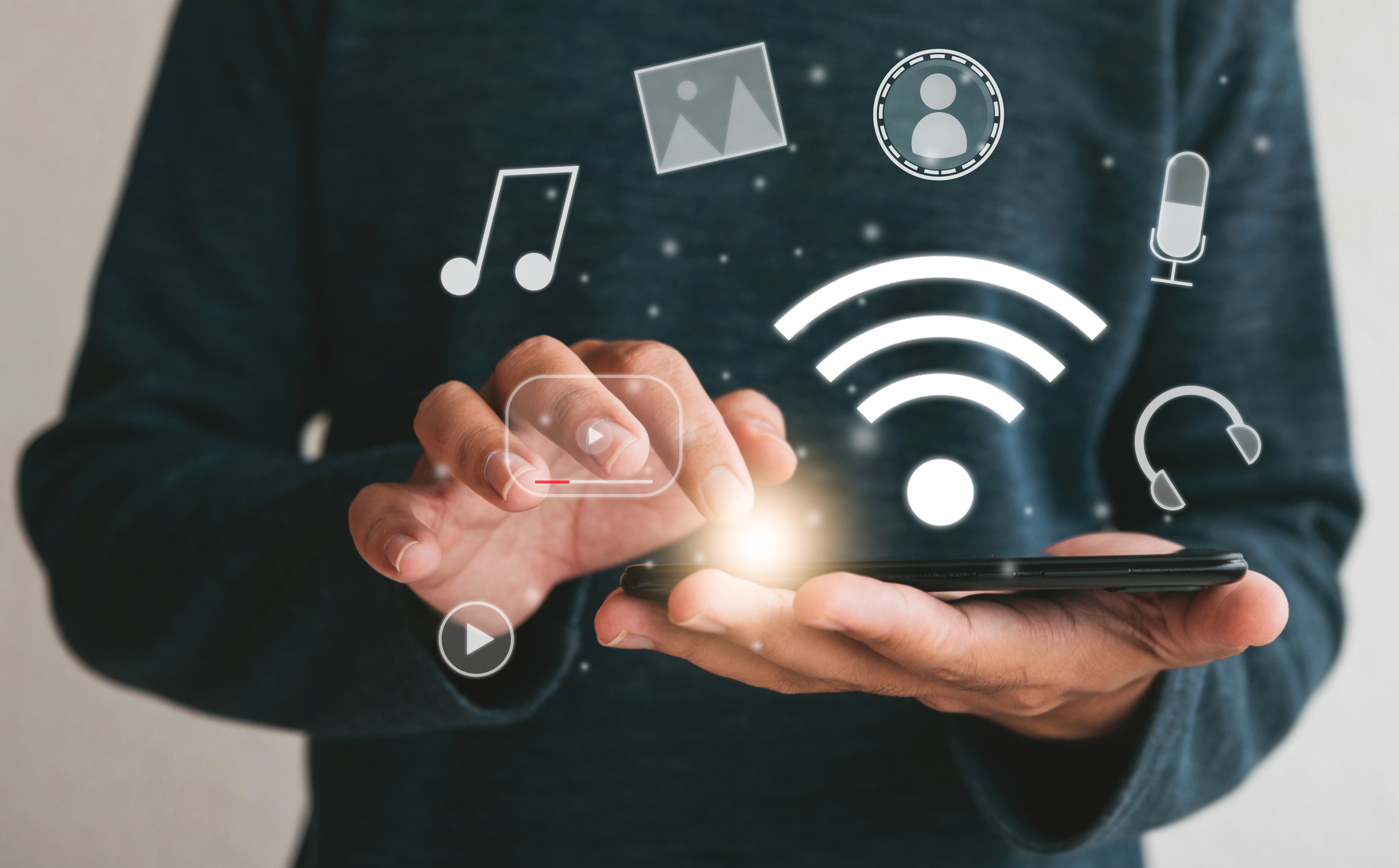 Bezpečné chování na veřejné Wi-Fi - Muž s mobilem