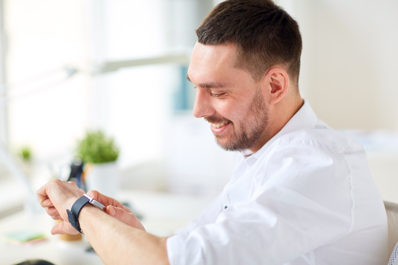 Apple Watch s eSIM - muž s chytrými hodinkami