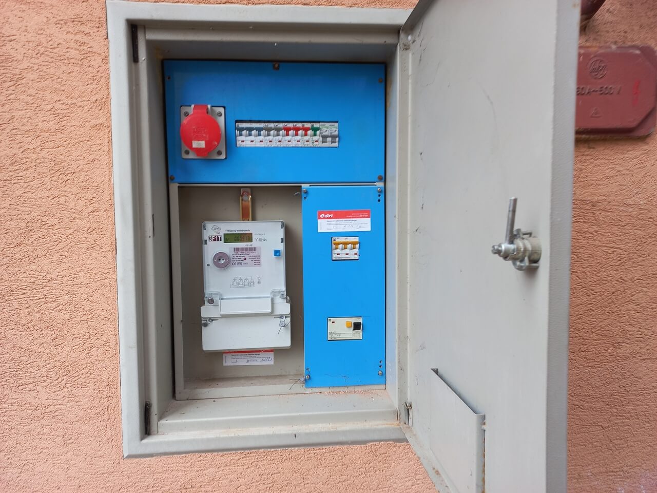 Jak číst data z elektroměru - otevřená elektroměrová skříň