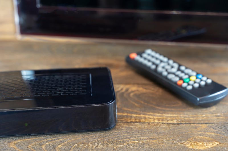Co je to DVB-T2 - Holka s klukem sledují televizi