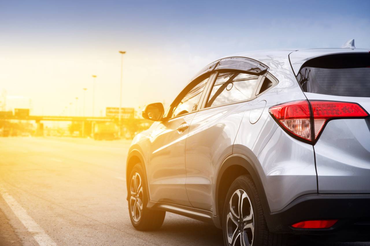 Pandemie a český automobilový průmysl - stříbrné auto na silnici