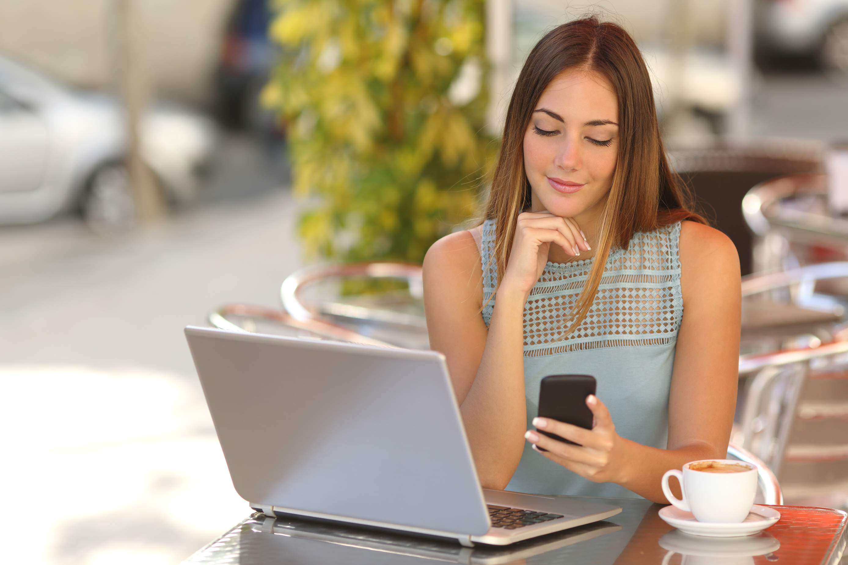 Jak se bezpečně připojit na veřejnou wi-fi - Žena v kavárně na počítači