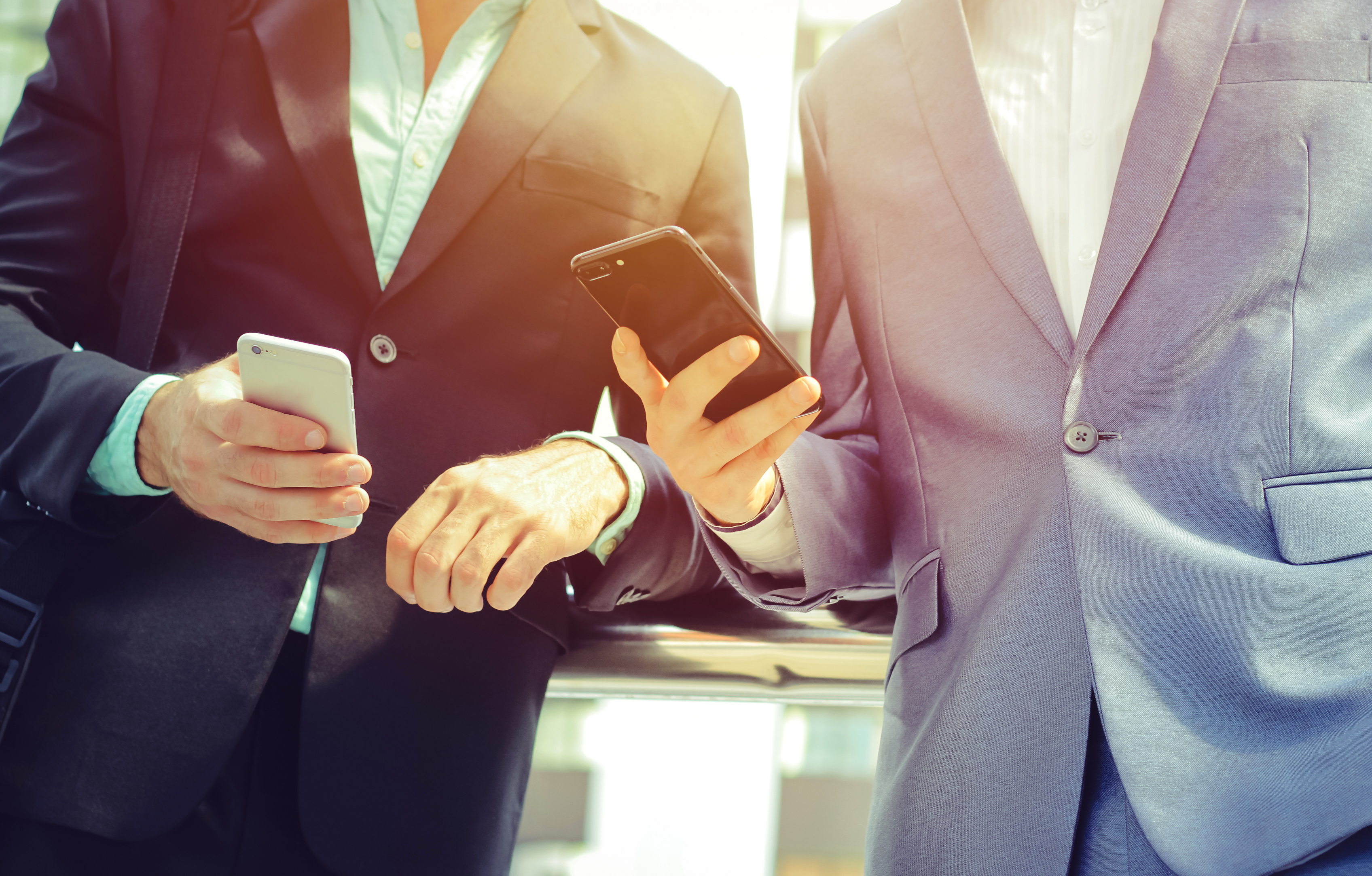 Internet do mobilu a domácnosti - Dva pánové držící telefon v rukou