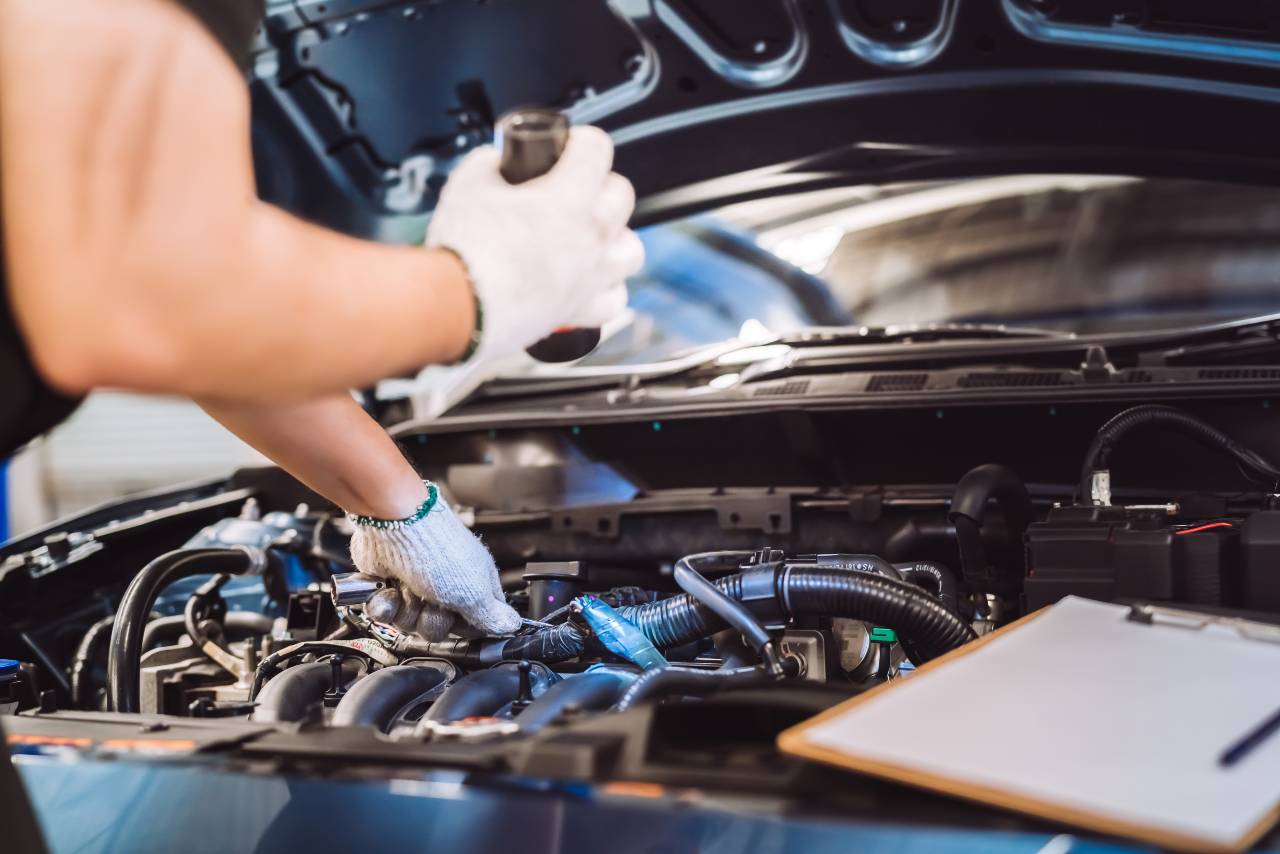 Na co si dát pozor při koupi ojetého auta - Kontrola motoru, svícení baterkou
