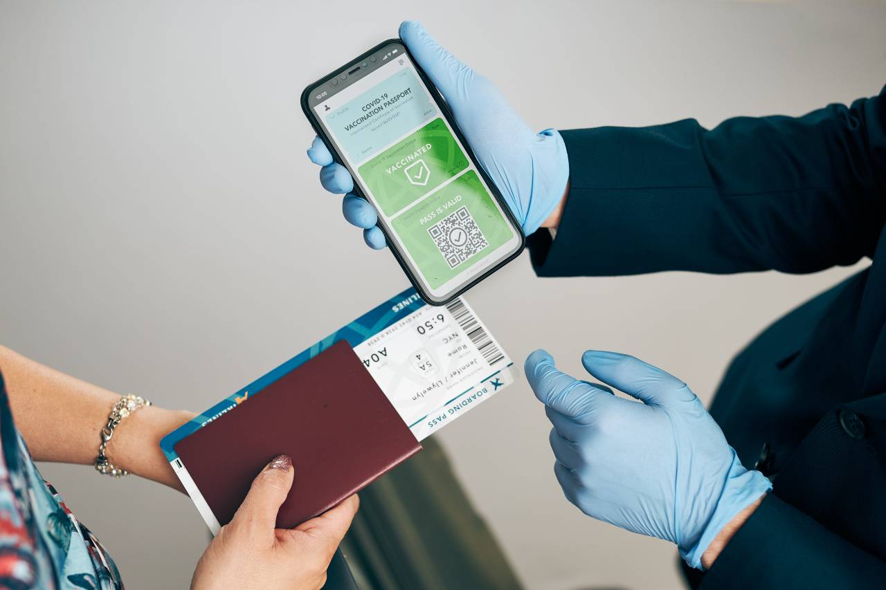 Koronavirus a cestovní pojištění - Letenka a covidpas v mobilu