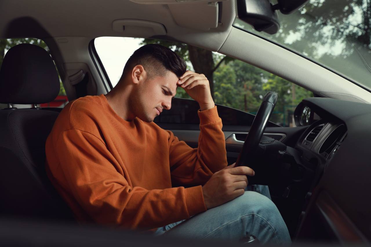 Na co si dát pozor při koupi ojetého vozu - Nešťastný mladík v autě