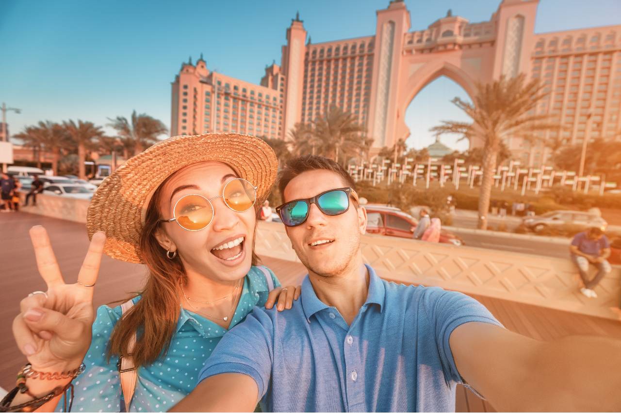 Dovolená v Dubaji - Mladý pár dělá selfie v Dubaji