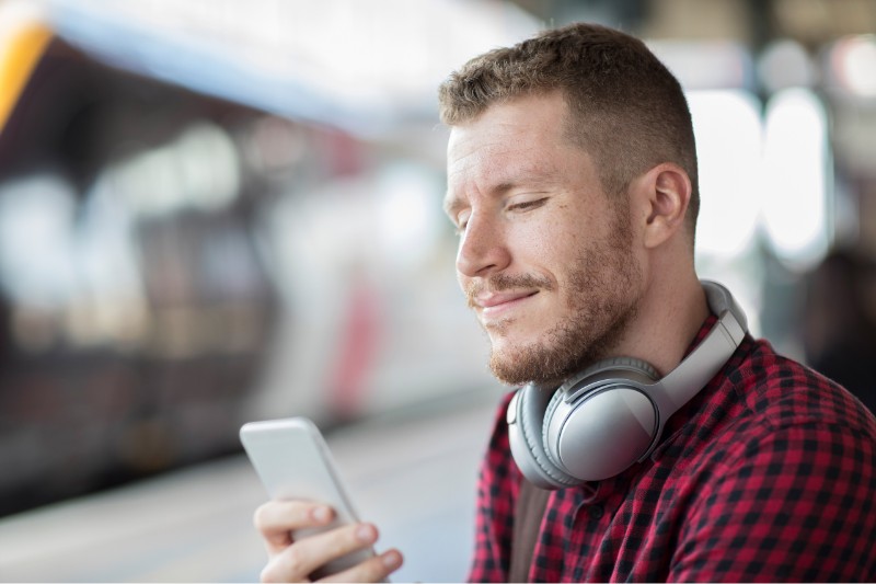 5G jen pro vybrané tarify - muž s telefonem na zastávce