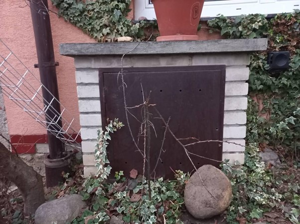 Plynová skříň v zahradě rodinného domu