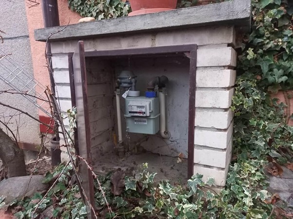 Plynová skříň - vnitřek skříně s plynoměrem