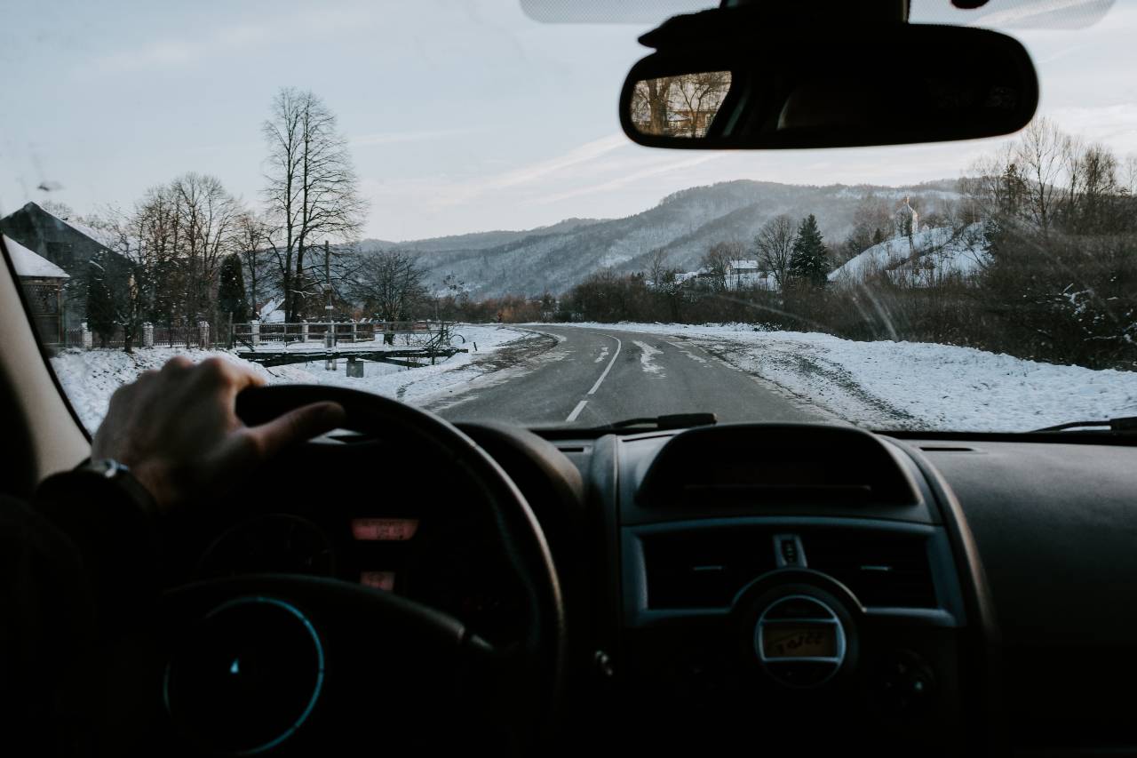 Jak správně udržovat auto v zimě - Pohled na silnici z palubní desky v zimním počasí